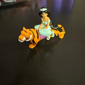 Disney’s Aladdin toys, Jasmine sitting on her tiger action figures